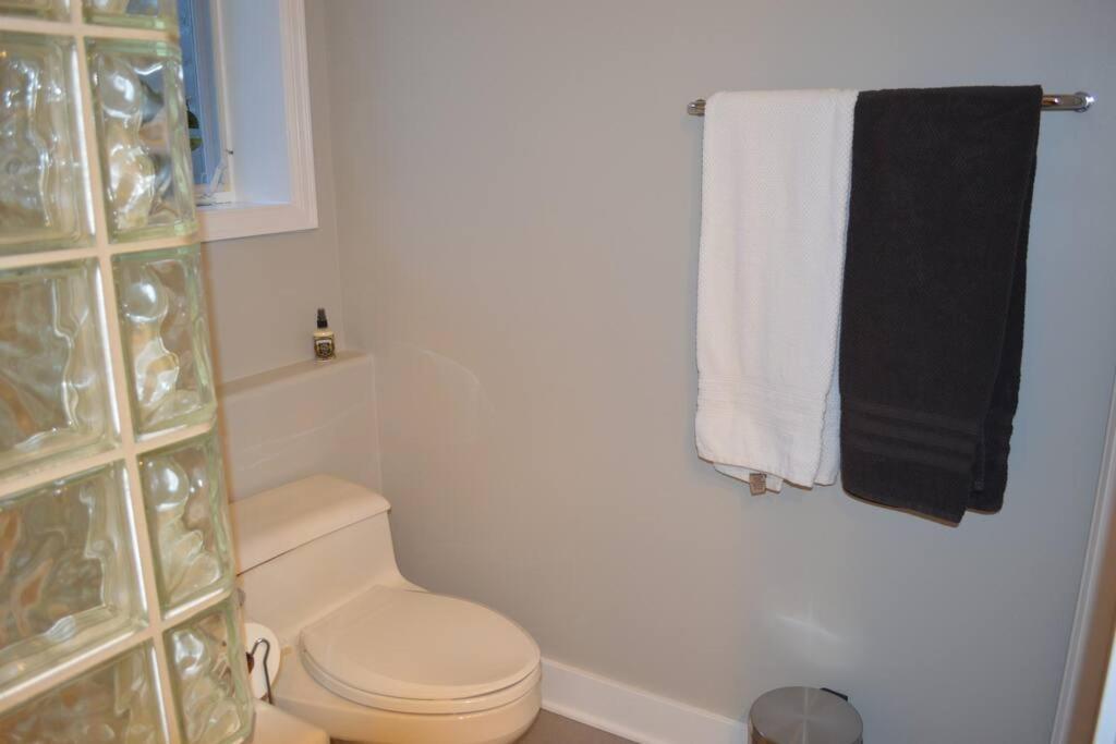 1-Bedroom Seaview Guesthouse On Seattle Luxury Estate With Views Of Olympic Mountains 외부 사진